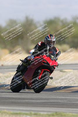 media/Oct-13-2025-Moto Forza (Mon) [[a66d839500]]/3-B Group/Session 3 Turn 2/